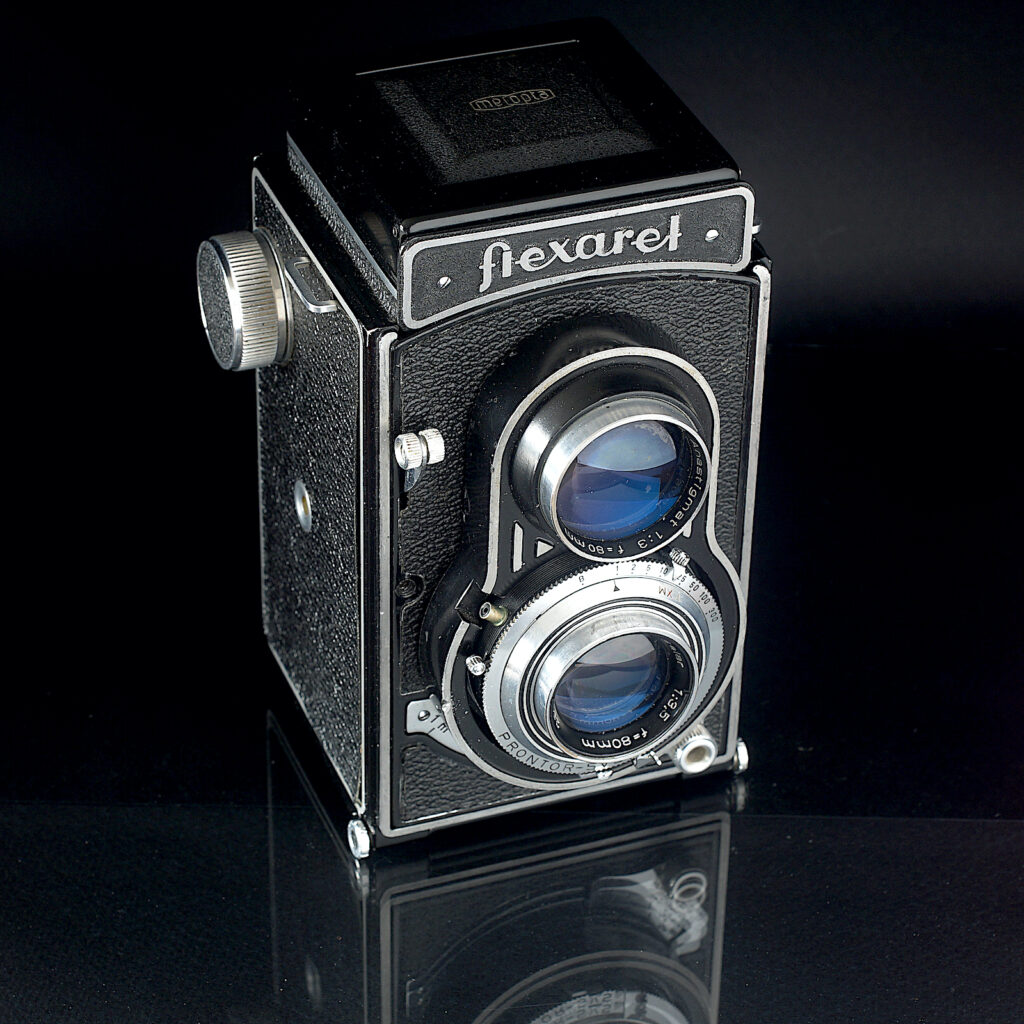 The earlier version of the Flexaret. Much simpler than the V but with a similar focus arrangement and manual shutter cocking.