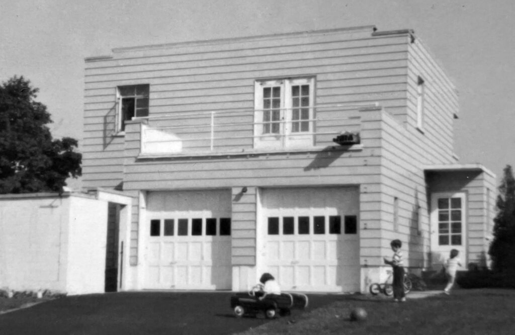 Front pf haunted house (Featured Image)