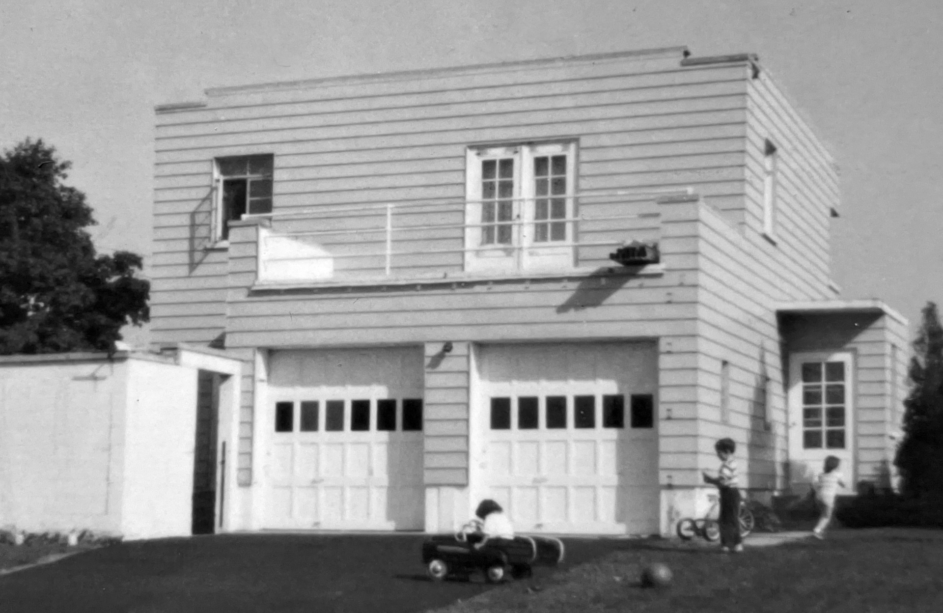 Front pf haunted house (Featured Image)