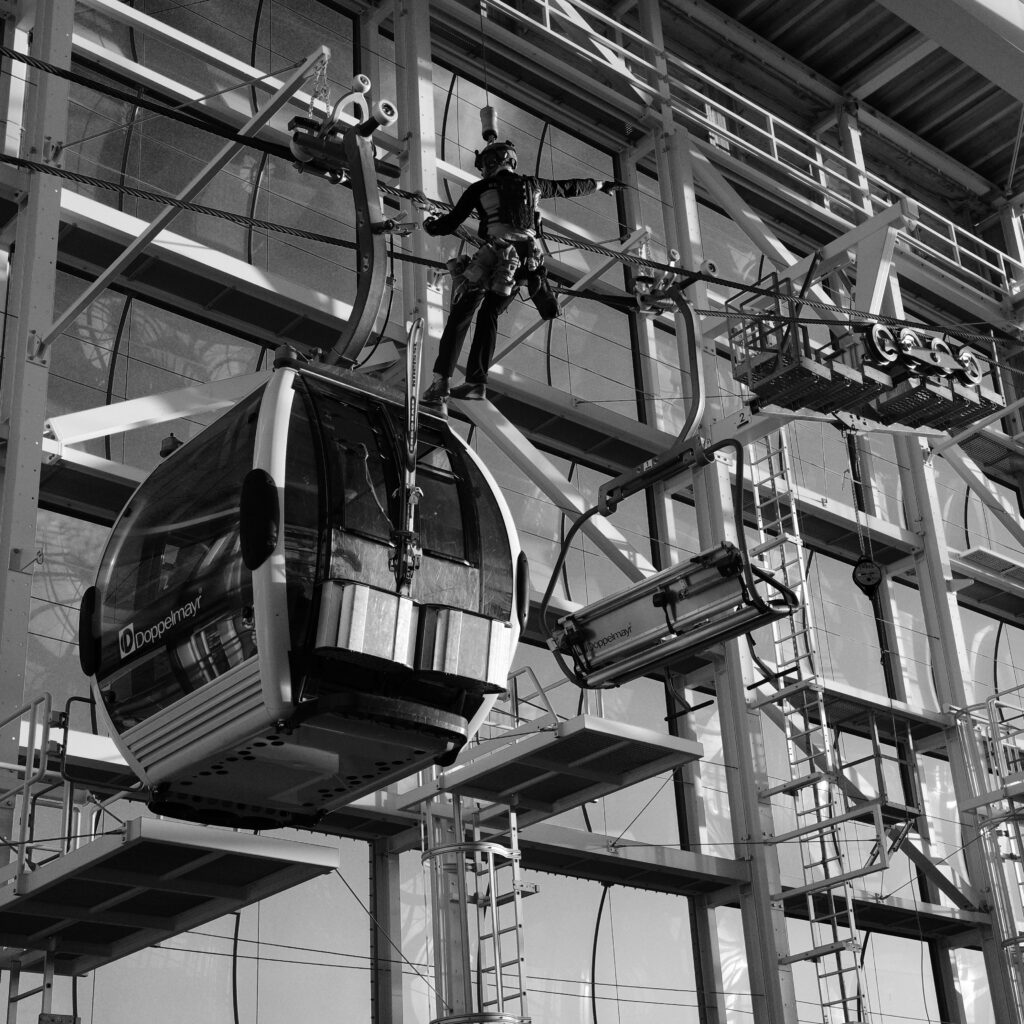 Evacuation of passengers from a damaged ski lift