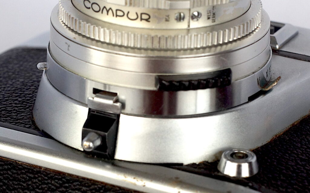 Sync and DA lever at 3 o’c;ock and release tab on the opposite side at 8 o’clock that has to be pressed to allow settings to be changed.