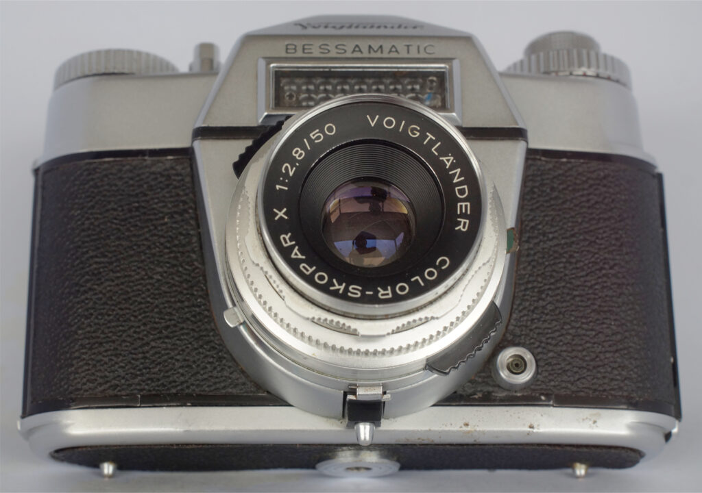 Lens with release catch at 6 o’clock for dismounting.