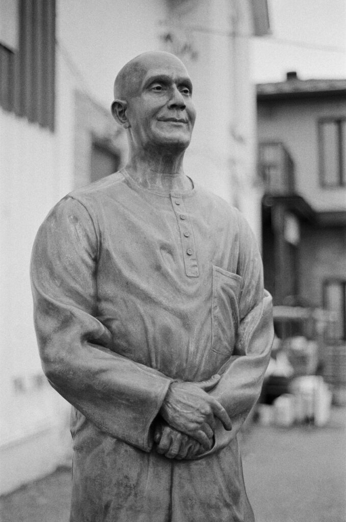 Sri Chinmoy Statue