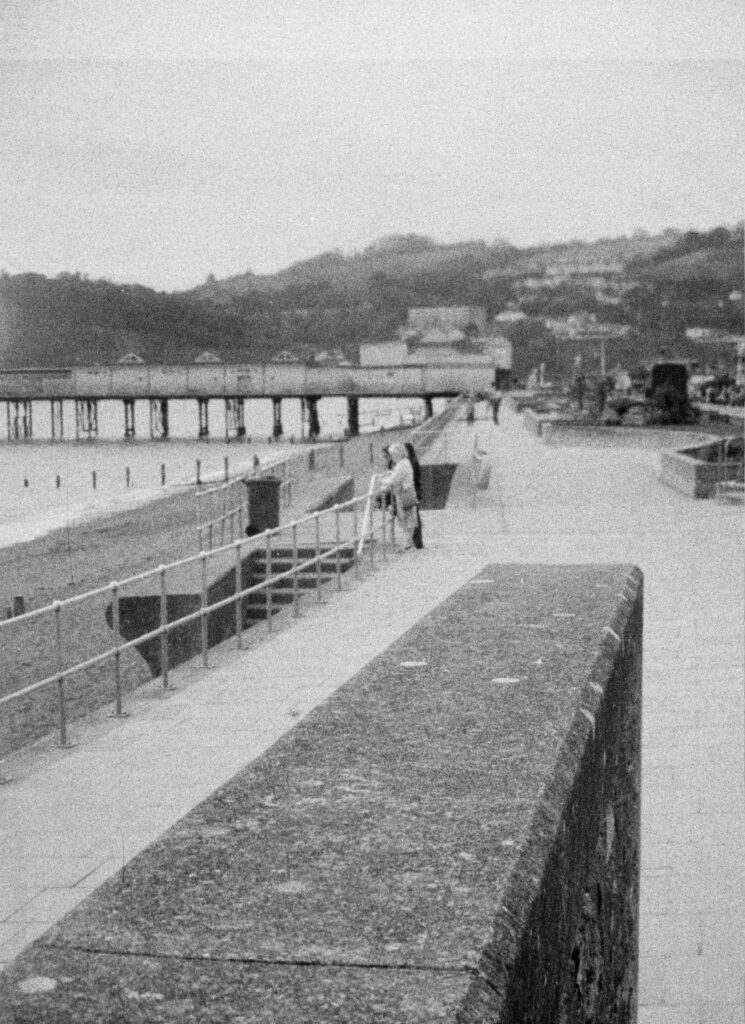 This is a picture of the promenade and seafront at Teignmouth taken with the Keystone Zoom EverFlash XR 608 110 camera