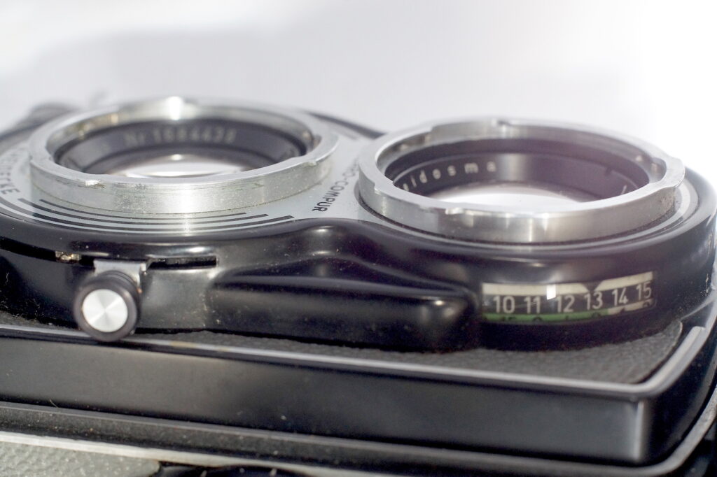 The LV shutter scale and the adjusting lever which is pulled out to disconnect to adjust exposure settings separately and left in to change matched exposure settings.